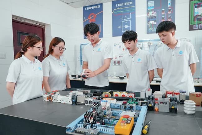 高級(jí)電工班